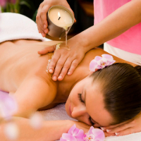 Massage à la bougie de cire chaude coulée sur le dos