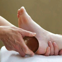 Massage des pieds au bol Kansu, technique ayurvédique apaisante